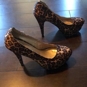 Leopard pump size 10 2 pairs